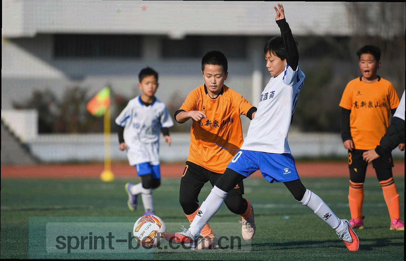 俯拍的多块屏幕组成的数据工作台，屏幕上显示比分与图表